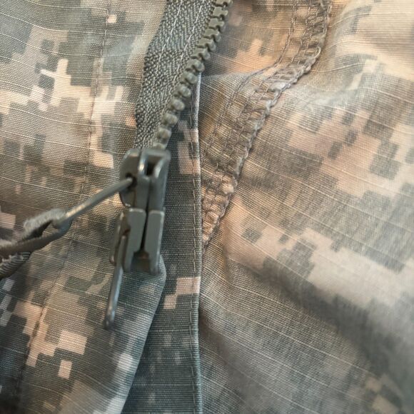 Military Combat Uniform Camo size small - Picture 5 of 8